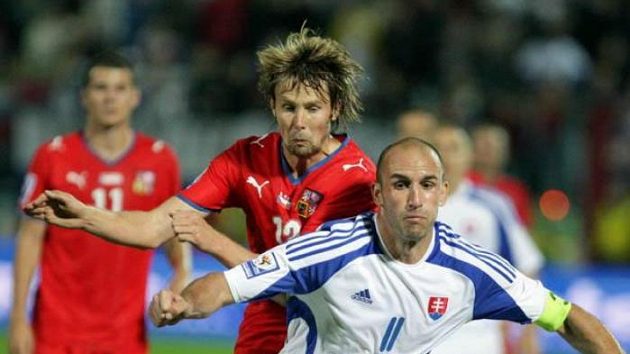 Jaroslav Plašil napdá slovenského fotbalistu Vitteka. Jaroslav Plašil napdá slovenského fotbalistu Vitteka.