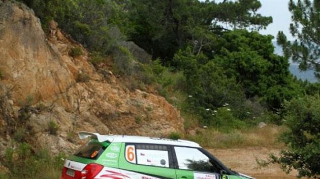 Jan Kopecký s vozem Škoda Fabia S2000 na trati Italské rallye na Sardinii. Jan Kopecký s vozem Škoda Fabia S2000 na trati Italské rallye na Sardinii.