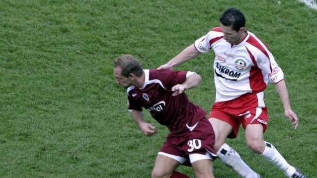 Útočník Sparty Mauro Lustrinelli si kryje míč před obráncem Zlína. Útočník Sparty Mauro Lustrinelli si kryje míč před obráncem Zlína.