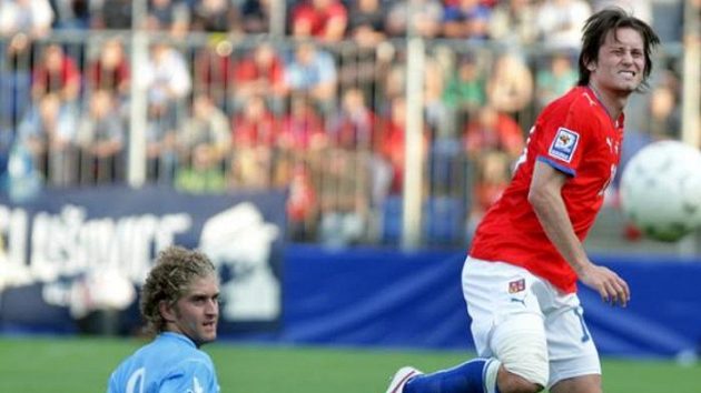 Fotbalista Tomáš Rosický v souboji s Berrettim ze San Marina Fotbalista Tomáš Rosický v souboji s Berrettim ze San Marina