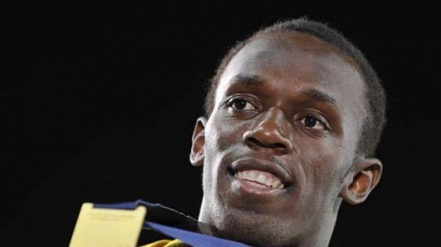 Usain Bolt oslavuje zlatou medaili za historicky nejrychlejší běh na 200 metrů. Usain Bolt oslavuje zlatou medaili za historicky nejrychlejší běh na 200 metrů.