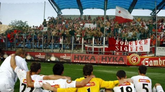 V Českých Budějovicích fotbalisté Slavie v sobotu výhru slavili, teď na ně ale čeká v Edenu zápas mnohem důležitější. Vždyť budou hrát o účast v Evropské lize... V Českých Budějovicích fotbalisté Slavie v sobotu výhru slavili, teď na ně ale čeká v Edenu zápas mnohem důležitější. Vždyť budou hrát o účast v Evropské lize...