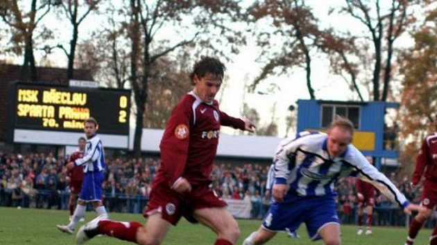 Sparťan Karol Kisel centruje v pohárovém utkání proti Břeclavi. Sparťan Karol Kisel centruje v pohárovém utkání proti Břeclavi.