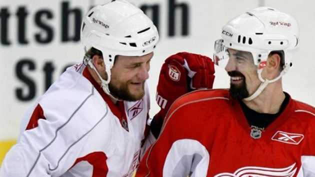 Darren McCarty (vlevo) na tréninku Detroitu s Markem Hartiganem Darren McCarty (vlevo) na tréninku Detroitu s Markem Hartiganem