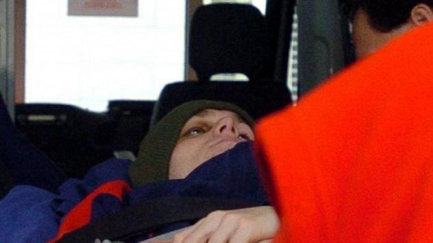 Zraněný Jan Mazoch v sanitce během převozu do Prahy Zraněný Jan Mazoch v sanitce během převozu do Prahy
