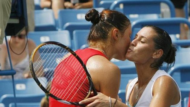 Italská tenistka Flavia Pennettaová (vpravo) gratuluje k postupu Rusce Dinaře Safinové. Italská tenistka Flavia Pennettaová (vpravo) gratuluje k postupu Rusce Dinaře Safinové.