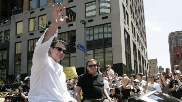 Majitel Pittsburgh Penguins Mario Lemieux zdraví fanoušky Majitel Pittsburgh Penguins Mario Lemieux zdraví fanoušky