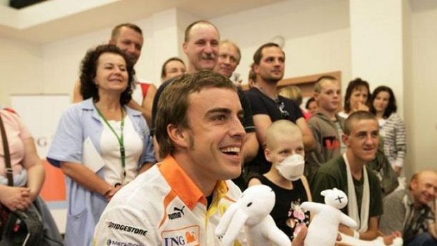 Fernando Alonso při navštěvě onkologického oddělení v Motole. Fernando Alonso při navštěvě onkologického oddělení v Motole.