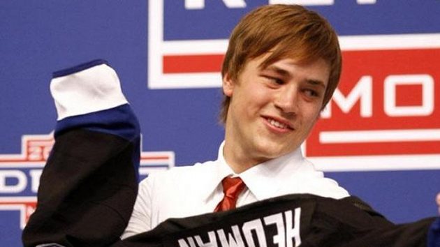 Švédský hokejový obránce Victor Hedman obléká dres Tampy Bay na draftu NHL. Švédský hokejový obránce Victor Hedman obléká dres Tampy Bay na draftu NHL.