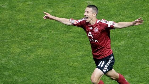 Fotbalista Norimberku Marek Mintál oslavuje gól v utkání proti Chotěbuzi. (ilustrační foto) Fotbalista Norimberku Marek Mintál oslavuje gól v utkání proti Chotěbuzi. (ilustrační foto)