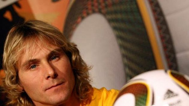 Pavel Nedvěd pózuje s míčem pro mistrovství světa 2010. Pavel Nedvěd pózuje s míčem pro mistrovství světa 2010.