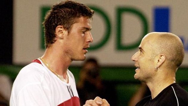 Ruský tenista Marat Safin (vlevo) se zdraví s Američanem André Agassim. Ruský tenista Marat Safin (vlevo) se zdraví s Američanem André Agassim.