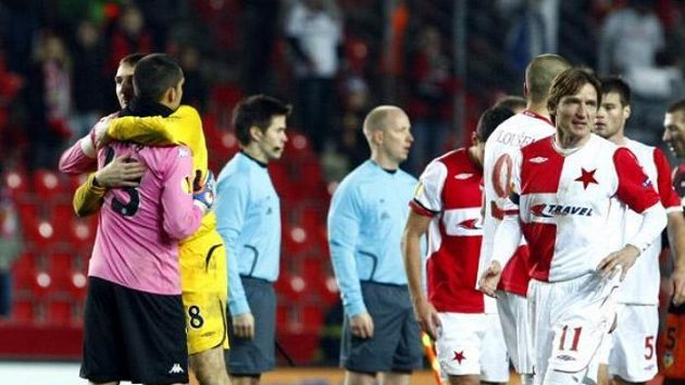 Hráči Slavie a Valencie po konečném hvizdu rozhodčího Hráči Slavie a Valencie po konečném hvizdu rozhodčího