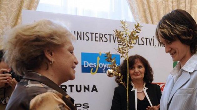 Věra Čáslavská (vlevo) předává symbolickou štafetu rychlobruslařce Martině Sáblíkové. Věra Čáslavská (vlevo) předává symbolickou štafetu rychlobruslařce Martině Sáblíkové.