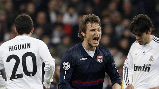 Fotbalista Lyonu Kim Kallstrom (uprostřed) oslavuje gól svého týmu mezi smutnými hráči Realu. Fotbalista Lyonu Kim Kallstrom (uprostřed) oslavuje gól svého týmu mezi smutnými hráči Realu.