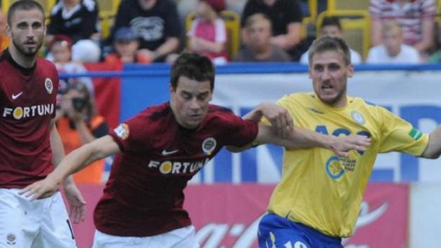 Ondřej Kušnír ze Sparty (vlevo) a teplický hráč Vlastimil Stožický Ondřej Kušnír ze Sparty (vlevo) a teplický hráč Vlastimil Stožický