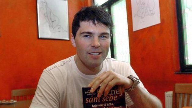 Jaromír Jágr s knihou Poznej sám sebe: Tajemství těla, duše a mysli autorů Mariana Jelínka a Jiřího Kuchaře. Jaromír Jágr s knihou Poznej sám sebe: Tajemství těla, duše a mysli autorů Mariana Jelínka a Jiřího Kuchaře.