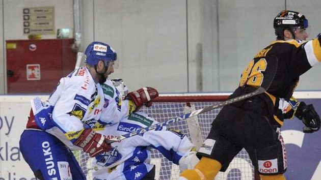 Hokejista Litvínova Peter Jánský dává první gól do brněnské branky. Hokejista Litvínova Peter Jánský dává první gól do brněnské branky.