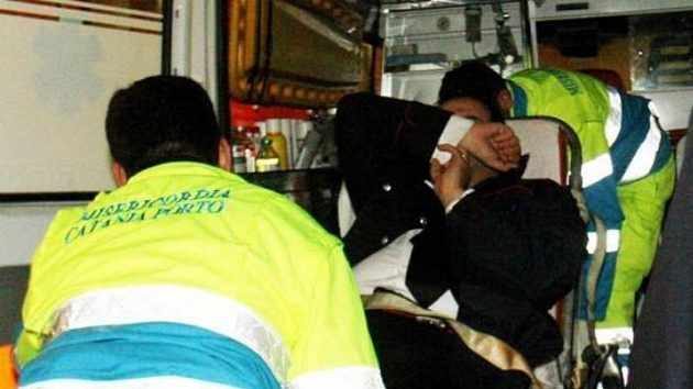 Jeden z policistů je odvážen sanitkou během násilností spojených s utkáním Catanie a Palerma. Jeden z policistů je odvážen sanitkou během násilností spojených s utkáním Catanie a Palerma.