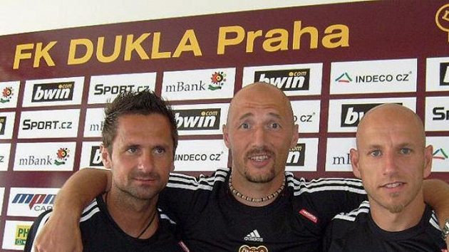 Fotbalisté druholigové Dukly - zleva: Jiří Novotný, Luděk Zelenka a Patrik Gedeon Fotbalisté druholigové Dukly - zleva: Jiří Novotný, Luděk Zelenka a Patrik Gedeon