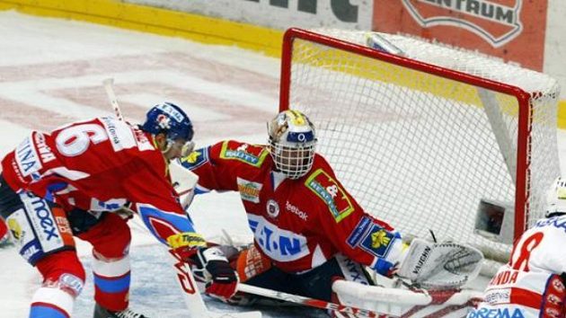 Brankář Pardubic Dominik Hašek chytá střelu slávisty Brandy. Brankář Pardubic Dominik Hašek chytá střelu slávisty Brandy.