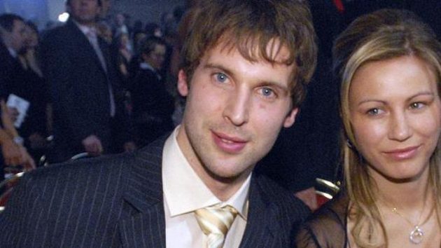 Petr Čech na vyhlašování nejlepšího fotbalisty ČR. Vpravo manželka Martina. Petr Čech na vyhlašování nejlepšího fotbalisty ČR. Vpravo manželka Martina.