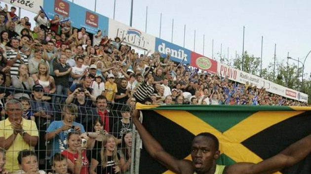 Jamajský sprinter Usain Bolt po vítězství v závodě 100 metrů na mítinku Zlatá tretra v Ostravě Jamajský sprinter Usain Bolt po vítězství v závodě 100 metrů na mítinku Zlatá tretra v Ostravě