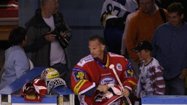Brankář hokejistů Pardubic Dominik Hašek Brankář hokejistů Pardubic Dominik Hašek