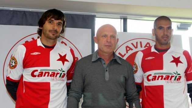 Trenér Slavie Karel Jarolím se svými hráči Matějem Krajčíkem (vlevo) a Hocine Raguedem Trenér Slavie Karel Jarolím se svými hráči Matějem Krajčíkem (vlevo) a Hocine Raguedem