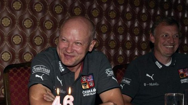 Trenér fotbalové reprezentace Ivan Hašek oslavil v neděli 46. narozeniny, v pondělí už vymýšlel sestavu a taktiku na San Marino. Trenér fotbalové reprezentace Ivan Hašek oslavil v neděli 46. narozeniny, v pondělí už vymýšlel sestavu a taktiku na San Marino.