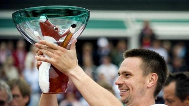 Švédský tenista Robin Söderling s trofejí pro vítěze turnaje v Bastadu Švédský tenista Robin Söderling s trofejí pro vítěze turnaje v Bastadu