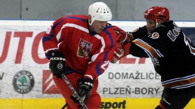 Exhibiční hokejové utkání týmů legend Česká republika - Washington Capitals v Plzni. Domácí Bohuslav Ebermann (vlevo) a Paul MacKinnon z Washingtonu. Exhibiční hokejové utkání týmů legend Česká republika - Washington Capitals v Plzni. Domácí Bohuslav Ebermann (vlevo) a Paul MacKinnon z Washingtonu.