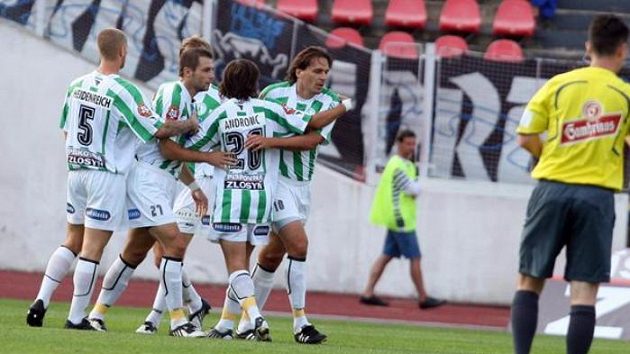 Fotbalisté Bohemians Praha oslavují gól Fotbalisté Bohemians Praha oslavují gól