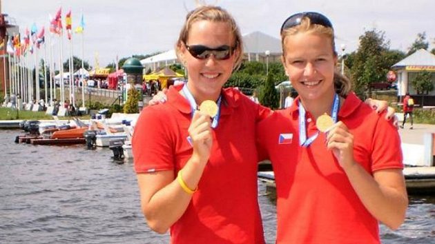 Juniorky Karolína Kumžáková (vlevo) a Jana Ježová se zlatými medailemi Juniorky Karolína Kumžáková (vlevo) a Jana Ježová se zlatými medailemi