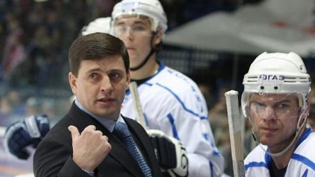Jozef Stümpel (vpravo) na lavičce hokejistů Astany Jozef Stümpel (vpravo) na lavičce hokejistů Astany