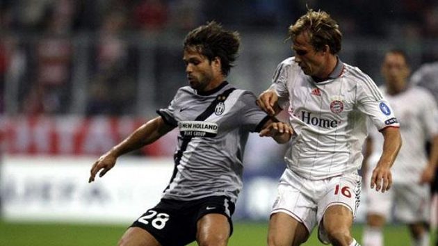 Fotbalista Bayernu Mnichov Andreas Ottl (vpravo) napadá Diega z Juventusu Turín. Fotbalista Bayernu Mnichov Andreas Ottl (vpravo) napadá Diega z Juventusu Turín.