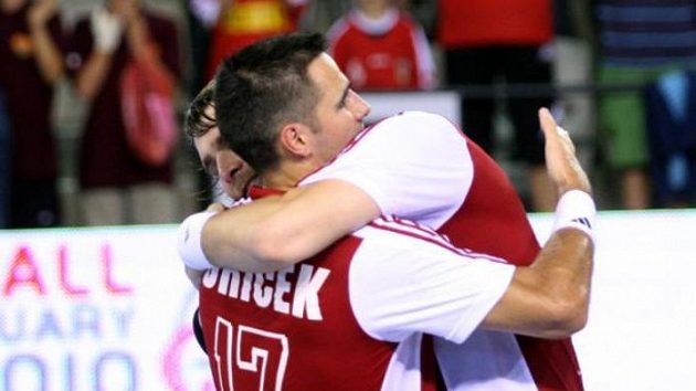 Házenkář David Juříček se objímá se spoluhráčem Pavlem Horákem po utkání proti Lotyšsku. Házenkář David Juříček se objímá se spoluhráčem Pavlem Horákem po utkání proti Lotyšsku.
