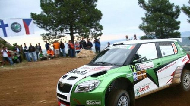 Juho Hänninen s vozem Škoda Fabia S2000 na trati Italské rallye na Sardinii. Juho Hänninen s vozem Škoda Fabia S2000 na trati Italské rallye na Sardinii.