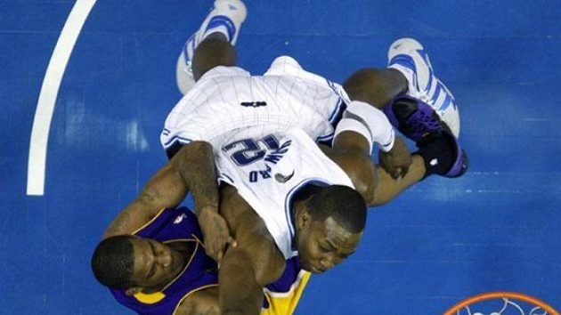 Dwight Howard z Orlanda (vpravo) blokuje střelecký pokus Trevora Arizy z LA Lakers ve finále NBA - ilustrační foto. Dwight Howard z Orlanda (vpravo) blokuje střelecký pokus Trevora Arizy z LA Lakers ve finále NBA - ilustrační foto.
