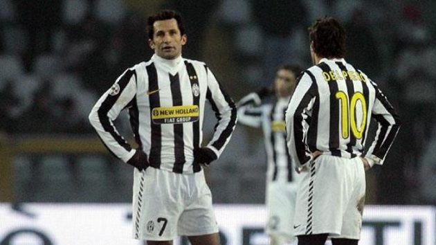Zklamaní fotbalisté Juventusu Turín Hasan Salihamidžič a Alessandro Del Piero (ilustrační foto) Zklamaní fotbalisté Juventusu Turín Hasan Salihamidžič a Alessandro Del Piero (ilustrační foto)
