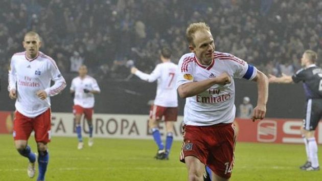 Český záložník Hamburku David Jarolím oslavuje branku do sítě Anderlechtu Brusel. Český záložník Hamburku David Jarolím oslavuje branku do sítě Anderlechtu Brusel.