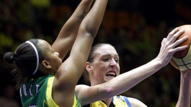 Cathrine Kraayeveldová z USK Praha (vpravo) v duelu Euroligy s maďarskou Šoproní. (ilustrační foto) Cathrine Kraayeveldová z USK Praha (vpravo) v duelu Euroligy s maďarskou Šoproní. (ilustrační foto)