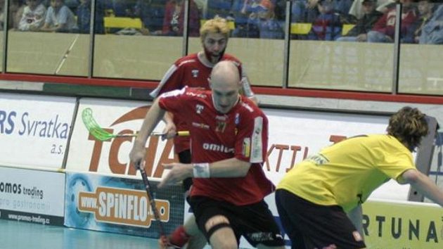 Florbalisté Tatranu Střešovice Milan Fridrich (uprostřed) a Michal Jedlička (vzadu) na archivním snímku Florbalisté Tatranu Střešovice Milan Fridrich (uprostřed) a Michal Jedlička (vzadu) na archivním snímku