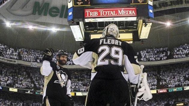 Brankář Pittsburghu Marc-Andre Fleury se raduje se spoluhráčem Maxime Talbotem z výhry nad Detroitem ve třetím utkání finále hokejové NHL. Brankář Pittsburghu Marc-Andre Fleury se raduje se spoluhráčem Maxime Talbotem z výhry nad Detroitem ve třetím utkání finále hokejové NHL.