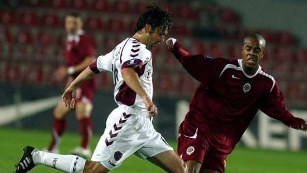 Sylvestre ze Sparty (vpravo) brání Hartleyho z Hearts. Sylvestre ze Sparty (vpravo) brání Hartleyho z Hearts.