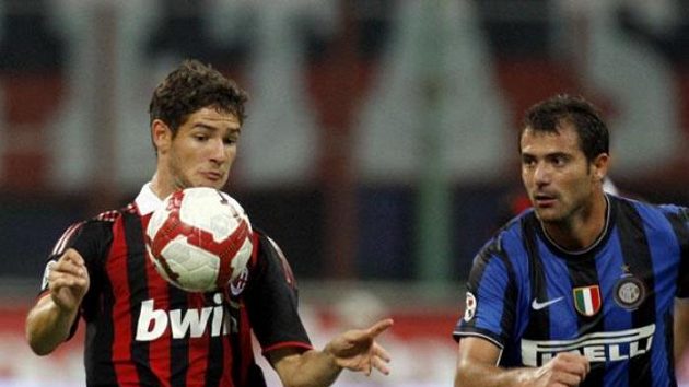 Alexandre Pato z Ac Milán (vlevo) v souboji o míč s Dejanem Stankovičem z Interu - ilustrační foto Alexandre Pato z Ac Milán (vlevo) v souboji o míč s Dejanem Stankovičem z Interu - ilustrační foto