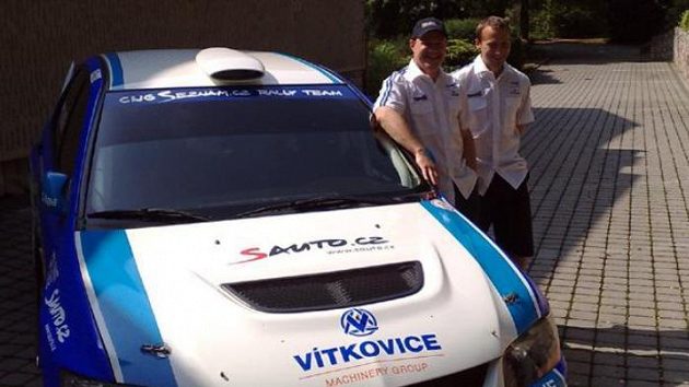 Posádka Tomáš Enge (vlevo) Michal Ernst s vozem Mitsubishi Lancer na plynový pohon CNG. Posádka Tomáš Enge (vlevo) Michal Ernst s vozem Mitsubishi Lancer na plynový pohon CNG.