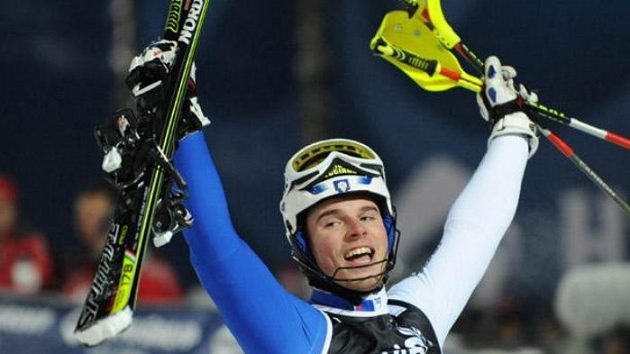 Italský lyžař Giuliano Razzoli oslavuje vítězství. Italský lyžař Giuliano Razzoli oslavuje vítězství.