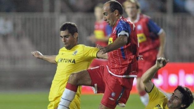 Tomáš Polách z Brna (uprostřed) přeskakuje sparťana Kamila Vacka. Tomáš Polách z Brna (uprostřed) přeskakuje sparťana Kamila Vacka.