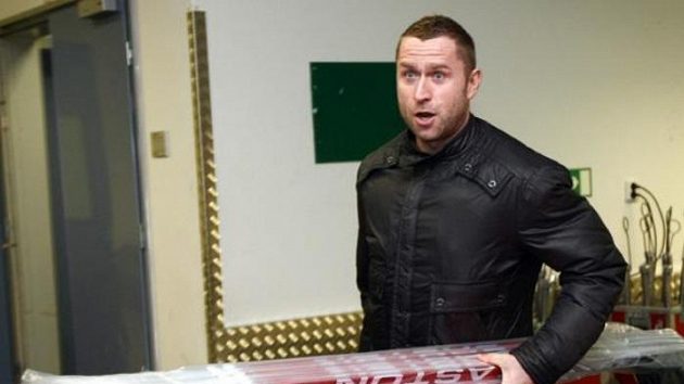 Jaroslav Bednář se nestačí divit, když slyší, kde všude měl podepsat smlouvu. Jaroslav Bednář se nestačí divit, když slyší, kde všude měl podepsat smlouvu.